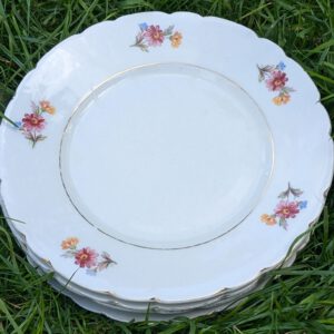 Alte Teller aus DDR-Zeiten mit buntem Muster, der beim TauschHausMobil abgegeben wurden und Erinnerungen wecken.