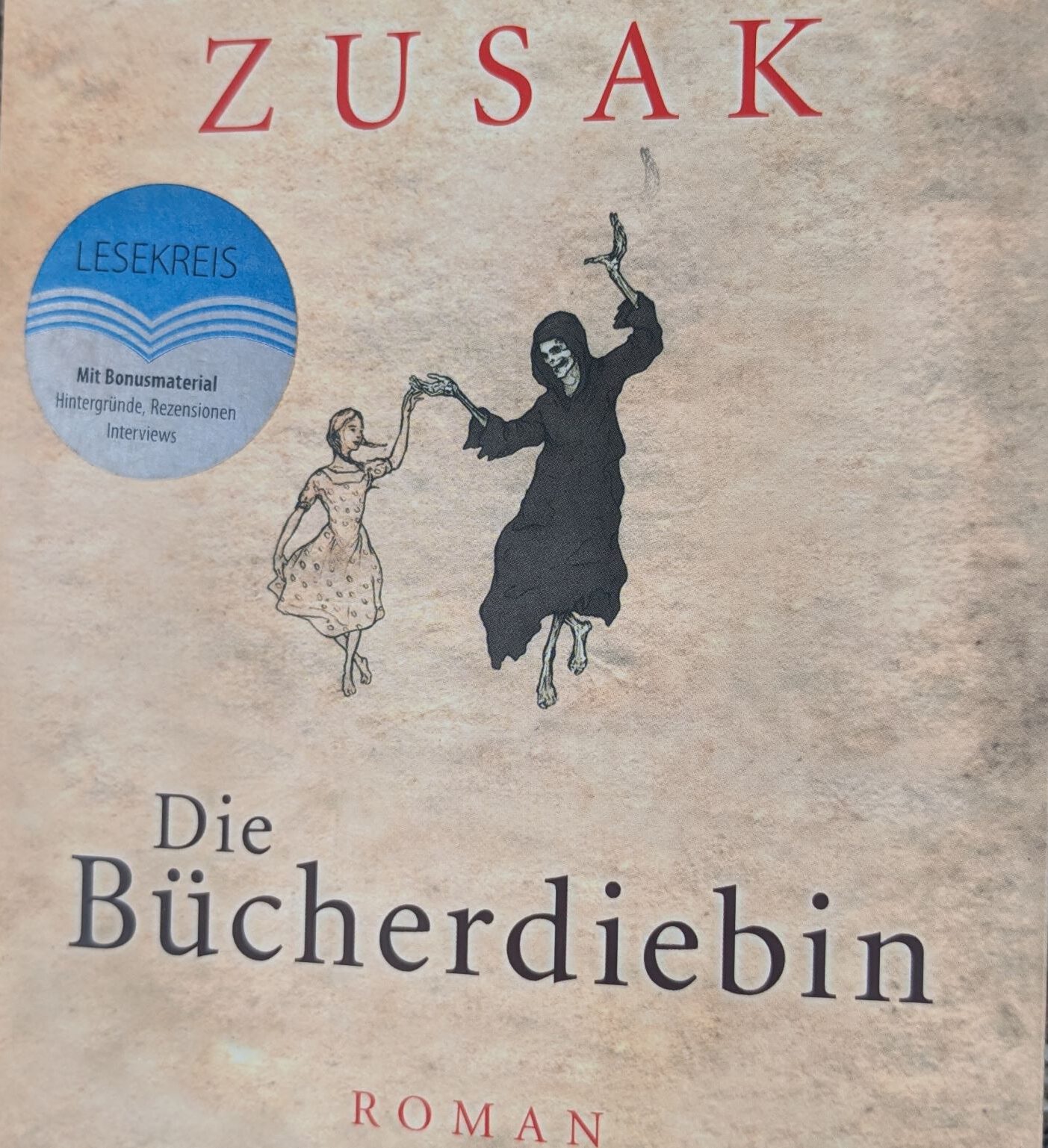 Buch aus einem Stapel von büchern, die nicht mehr gelesen werden können